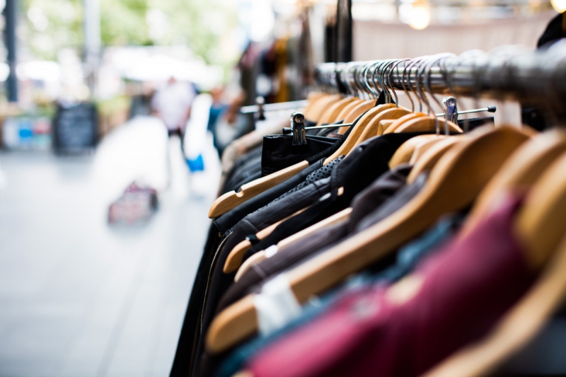 ecommerce-LE BROC-min_blur_close_up_focus_hanger_jacket_market_people_rack-1176303